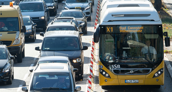 Ein Bus der Linie X1 fährt in Stuttgart auf einer Busspur am Neckartor. (Bild: Sebastian Gollnow / dpa)