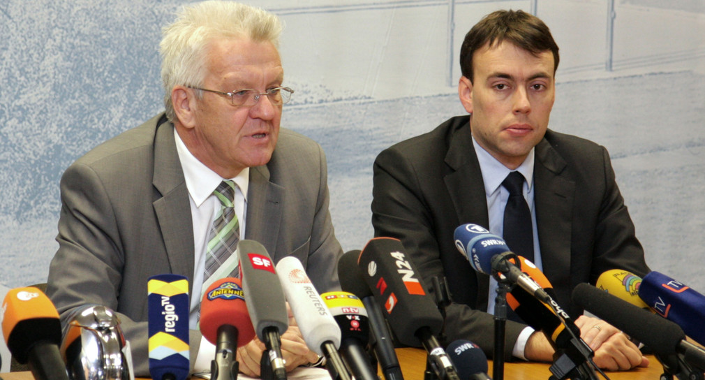 Ministerpräsident Winfried Kretschmann (links) und sein Stellvertreter, Finanz- und Wirtschaftsminister Dr. Nils Schmid (r.), bei einem Pressestatement zum Ergebnis der Volksabstimmung über das S 21-Kündigungsgesetz am 28. November 2011 im Landtag in S
