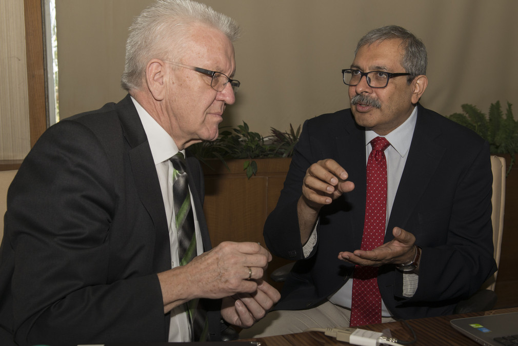Ministerpräsident Winfried Kretschmann (l.) im Gespräch mit Professor Devang Khakhar (r.), Indian Institute of Technology Bombay (IIT Bombay) in Mumbai