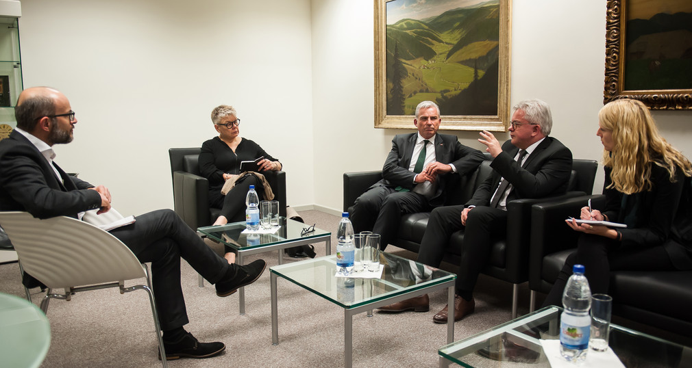 Europaminister Guido Wolf (2.v.r.) und Innenminister Thomas Strobl (M.) im Pressegespräch mit Journalisten