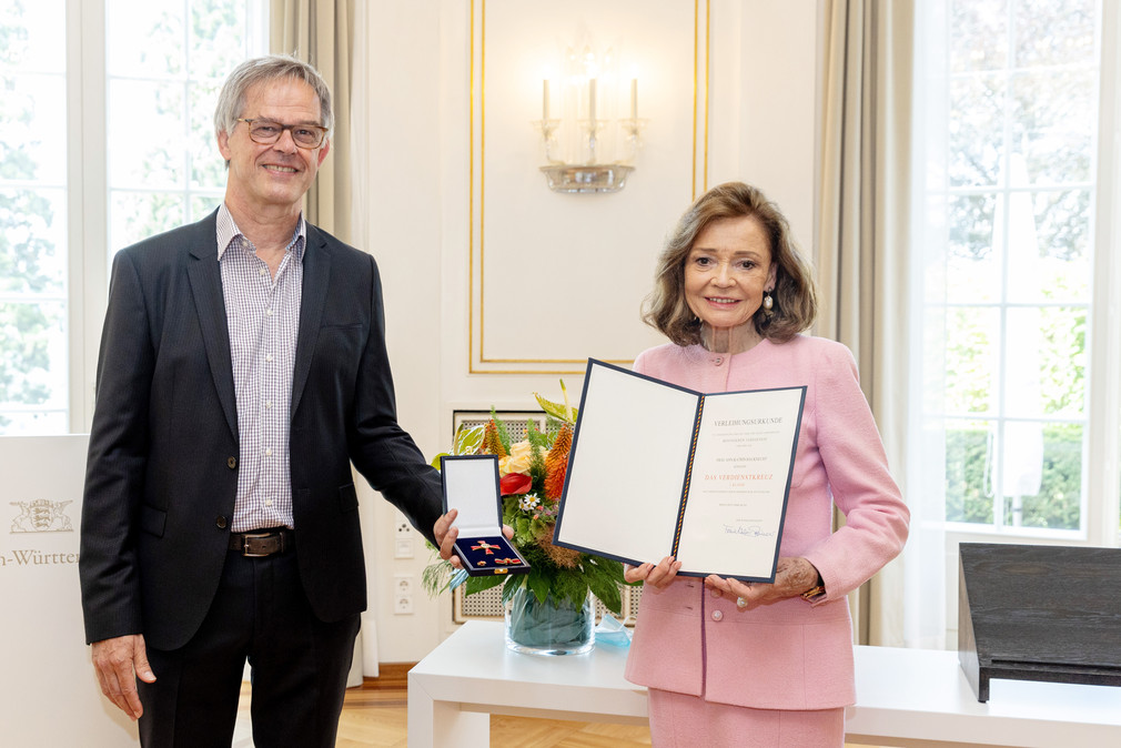 Staatssekretär Rudi Hoogvliet (l.) und Ann-Katrin Bauknecht (r.) bei der Überreichung des Bundesverdienstkreuzes.