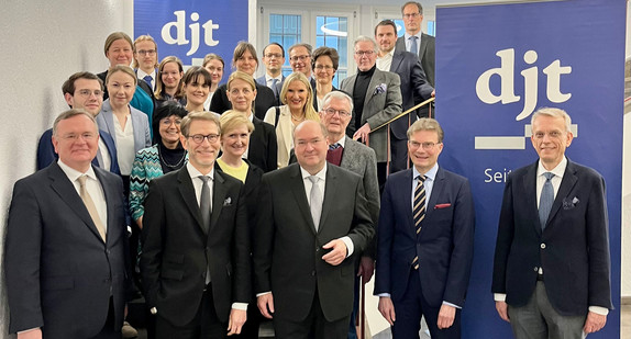 Ortsausschuss des 74. Deutschen Juristentages, erste Reihe von links nach rechts: Elmar Steinbacher, Ministerialdirektor des Ministeriums der Justiz und für Migration, Dr. Florian Stegmann, Staatsminister und Chef der Staatskanzlei, Prof. Dr. Malte Graßhof, Prof. Dr. Henning Radtke und Dr. Andreas Nadler