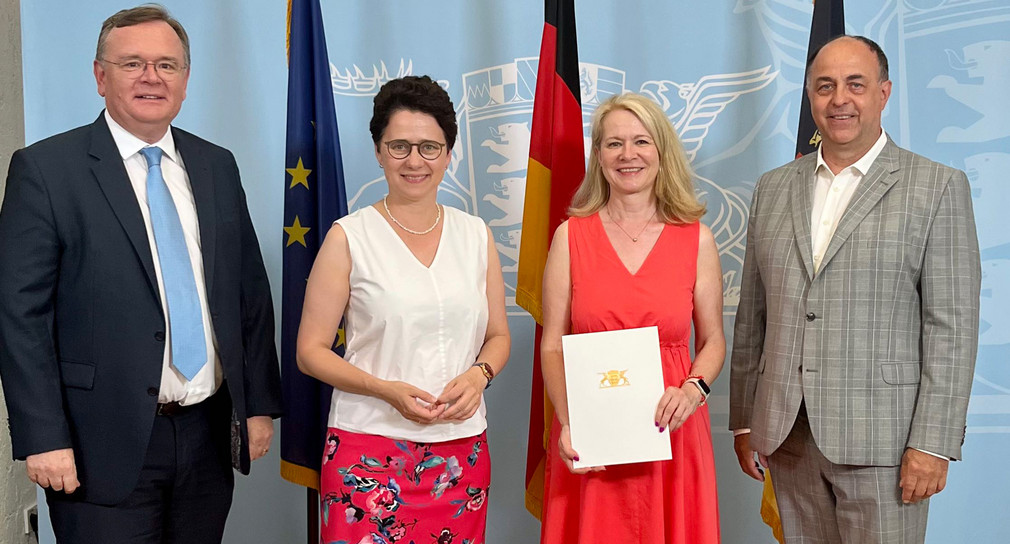 Von links nach rechts: Ministerialdirektor Elmar Steinbacher, Justizministerin Marion Gentges, Präsidentin des Sozialgerichts Stuttgart Evelyn Veenker und Präsident des Landessozialgerichts Bernd Mutschler