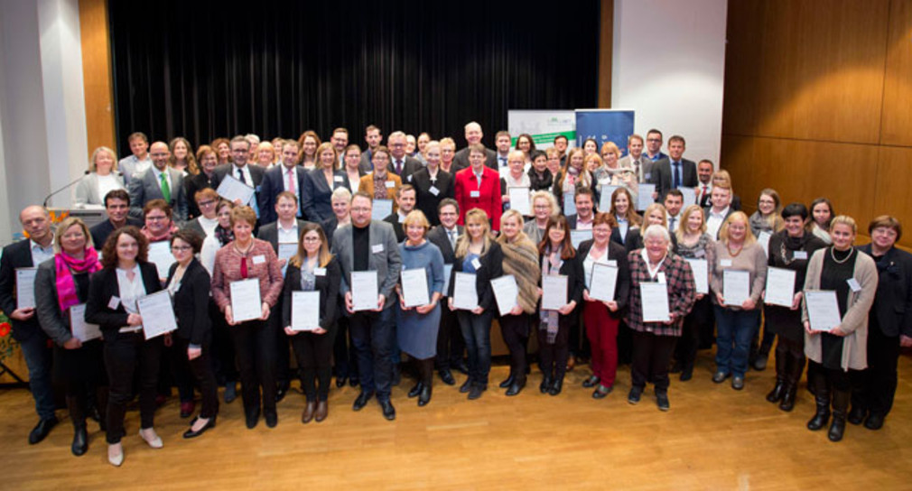 Die Preisträger des familyNET-Prädikats „Familienbewusstes Unternehmen“ (Foto: © Uli Regenscheit)