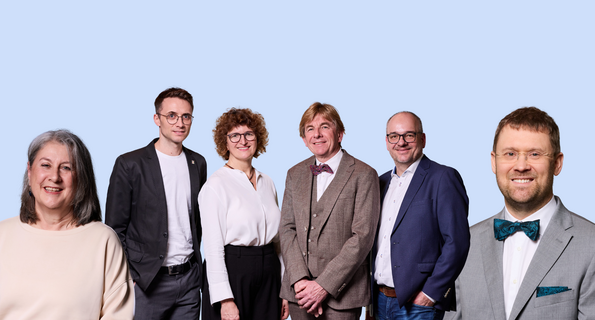 Collage aus sechs Personen vor blauem Hintergrund