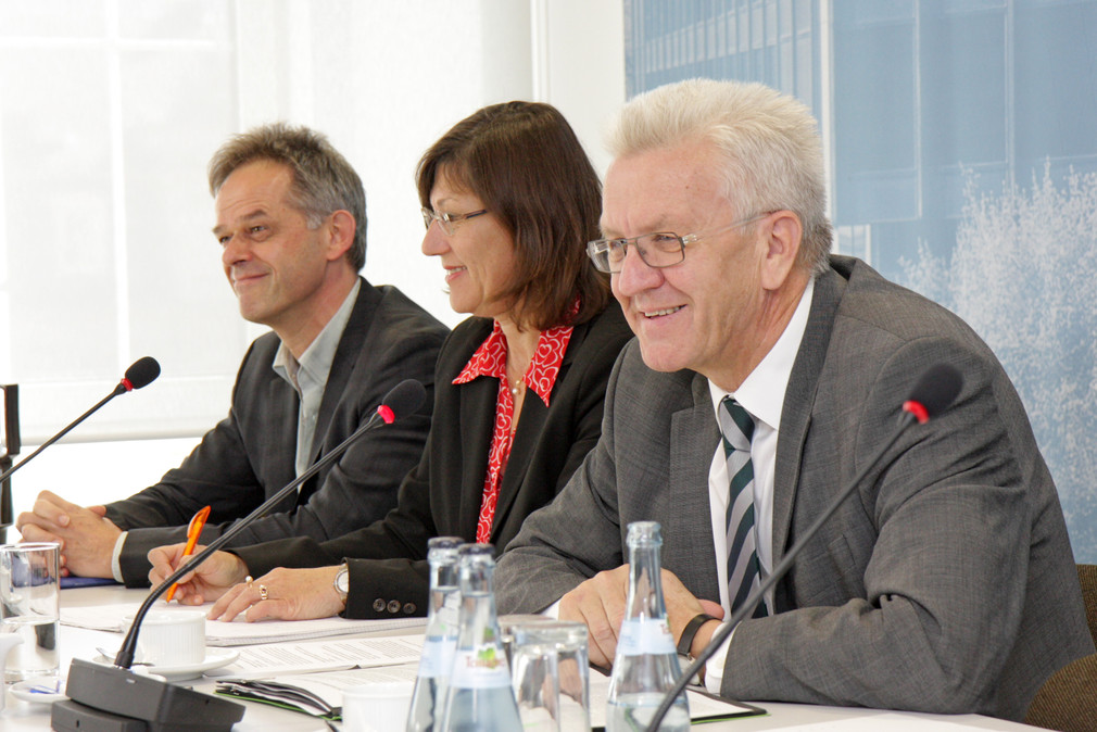 v.l.n.r.: Regierungssprecher Rudi Hoogvliet, LPK-Vorsitzende Edda Markeli und Ministerpräsident Winfried Kretschmann