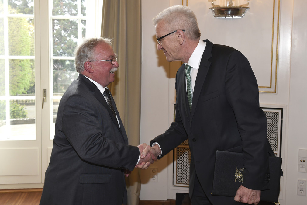 Ministerpräsident Winfried Kretschmann (r.) und Wolfgang Urban (l.)