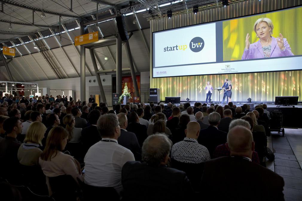 Start-Up-Gipfel BW Start-Up Gipfel Baden-Württemberg am 14. Juli 2017 Start Up Gipfel der Landesregierung auf der Landesmesse Stuttgart