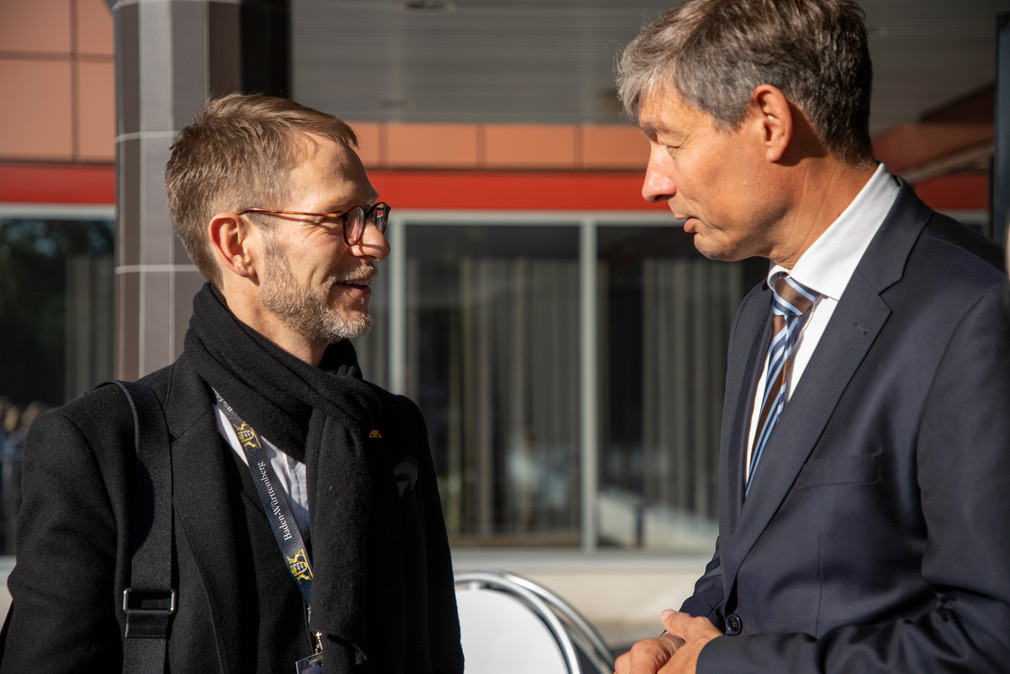 Staatssekretär Dr. Florian Stegmann (l.) beim Besuch von Nokia in Oulu (Finnland)
