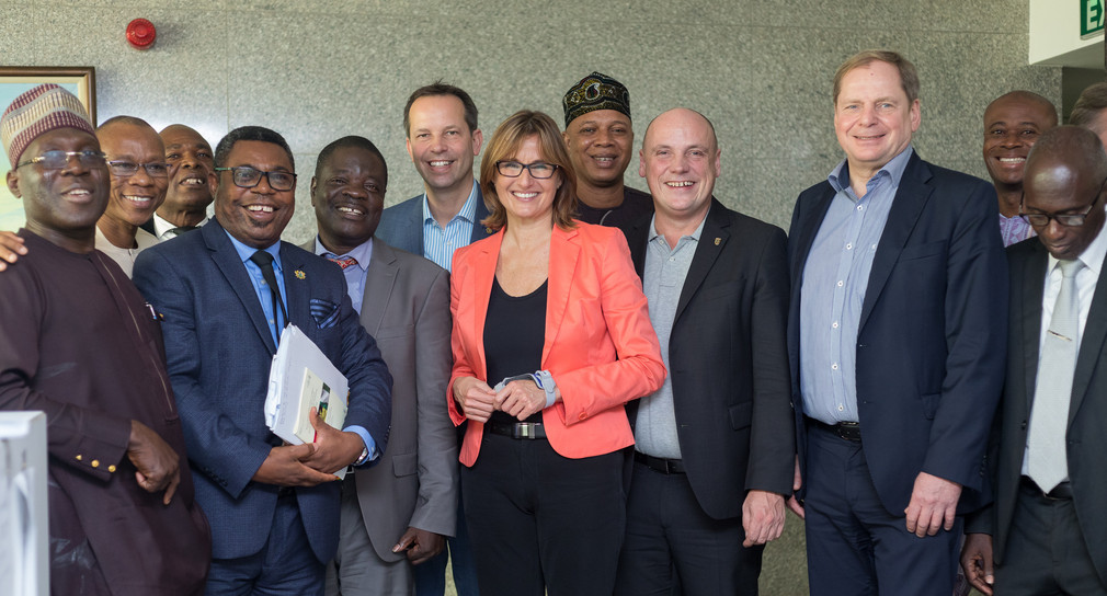 Wirtschaftsstaatssekretärin Katrin Schütz auf einem Gruppenbild mit Vertretern der ghanaischen und nigerianischen Wirtschaft (Bild: © David Kunutsor)