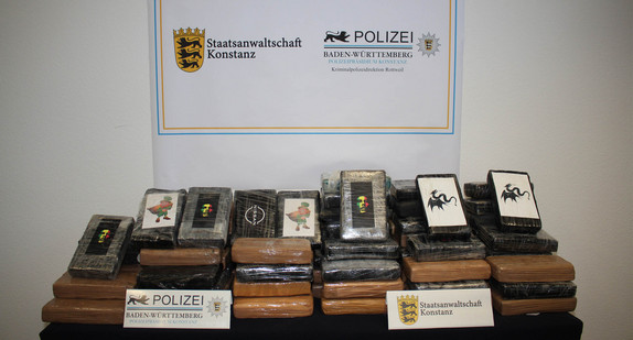 Sichergestelltes Kokain und Cannabis in Beuteln