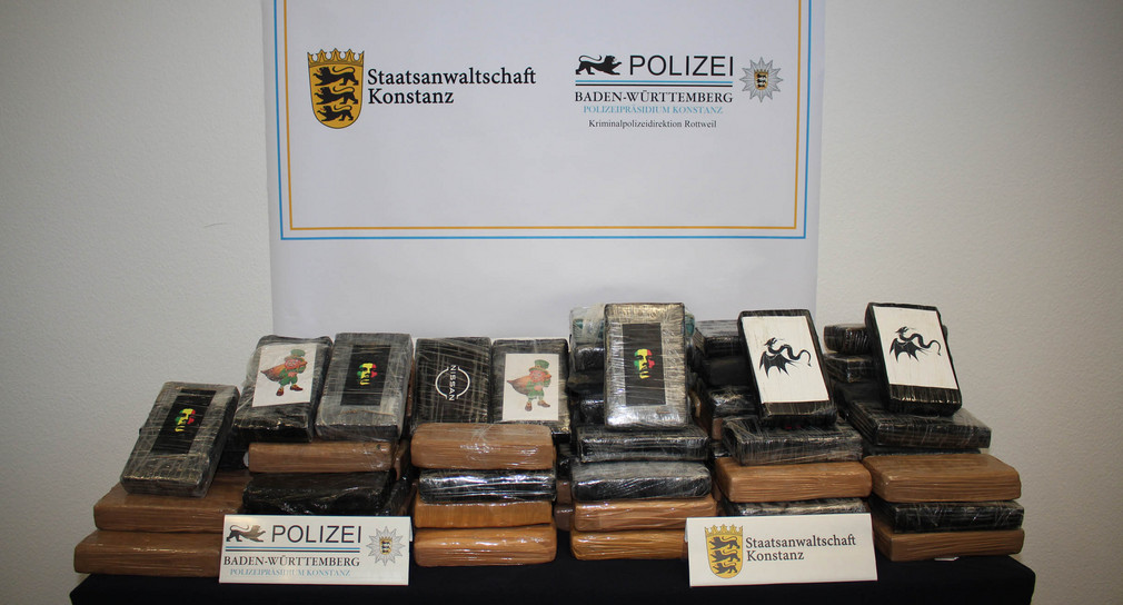 Sichergestelltes Kokain und Cannabis in Beuteln