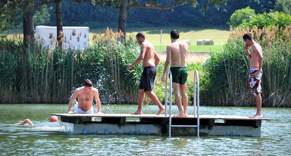 Junge Männer auf einer Schwimmplattform in einem Badesee in Plüderhausen