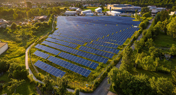 Freiflächen-Photovoltaik-Anlage im Solarpark Kuchen