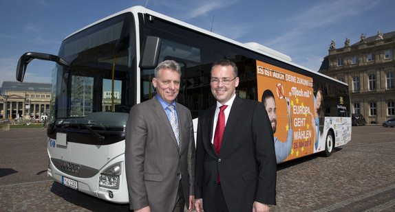 Minister Peter Friedrich (r.) und Klaus Sedelmeier (l.), Vorsitzender des Verbands Baden-Württembergischer Omnibusunternehmer, vor dem Europawahl-Bus
