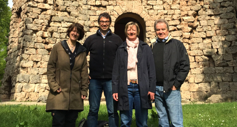 Finanzstaatssekretärin Gisela Splett, Umweltstaatssekretär Andre Baumann, Finanzministerin Edith Sitzmann und Umweltminister Franz Untersteller (v.l.n.r.) vor dem Merkur-Tempel im Schwetzinger Schlossgarten (Foto: Staatliche Schlösser und Gärten)