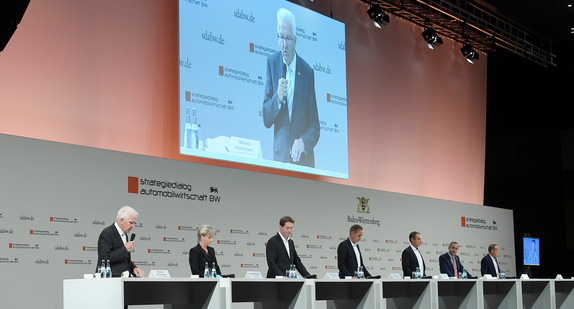 v.l.n.r.: Ministerpräsident Winfried Kretschmann spricht auf der gemeinsamen Pressekonferenz mit Wirtschaftsministerin Nicole Hoffmeister-Kraut, Ola Källenius, Vorstandsvorsitzender der Daimler AG und der Mercedes-Benz AG, Oliver Blume, Vorstandsvorsitzender der Porsche AG, Volkmar Denner, Vorsitzender der Geschäftsführung der Robert Bosch GmbH, Frank Mastiaux, Vorstandsvorsitzender der EnBW, Roman Zitzelsberger, Bezirksleiter der IG Metall Baden-Württemberg, und Brigitte Dahlbender (Video), Landesvorsitzende des Bundes für Umwelt und Naturschutz Deutschland (BUND) Baden-Württemberg