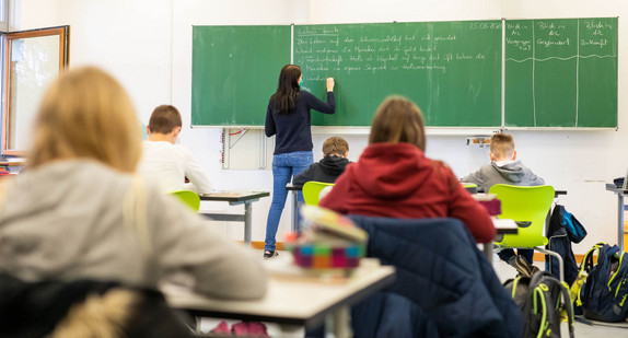 Schülerinnen und Schüler der fünften Klasse einer Realschule sitzen während des Unterrichts in ihrem Klassenzimmer.