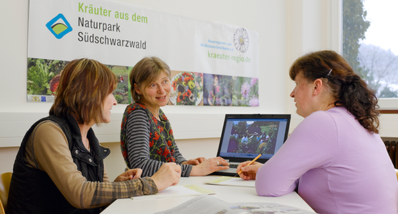 Im Netzwerk "Bauerngarten-u. Wildkräuterland Baden e.V.", haben sich Kräuterpädagogen, Bauerngärtnerinnen und weitere Naturinteressierte zusammengeschlossen