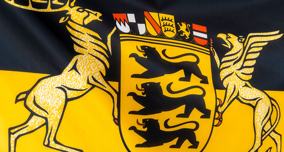 Ausschnitt der Landesflagge von Baden-Württemberg mit Wappen
