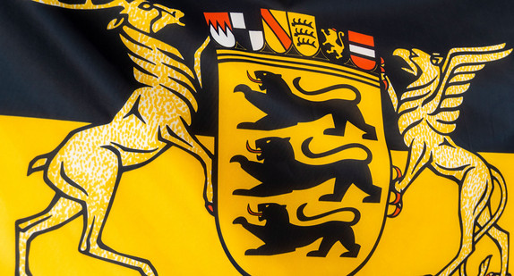 Ausschnitt der Landesflagge von Baden-Württemberg mit Wappen