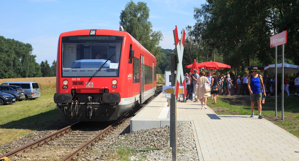 Zug am Bahnsteig im Hoßkirch.