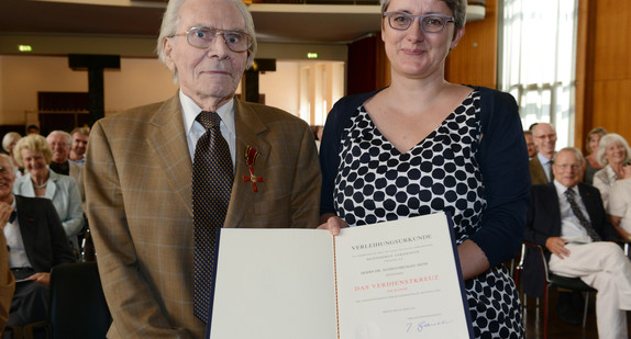 Dr. Michael Heim (l.) und die Ministerin im Staatsministerium, Silke Krebs (r.)