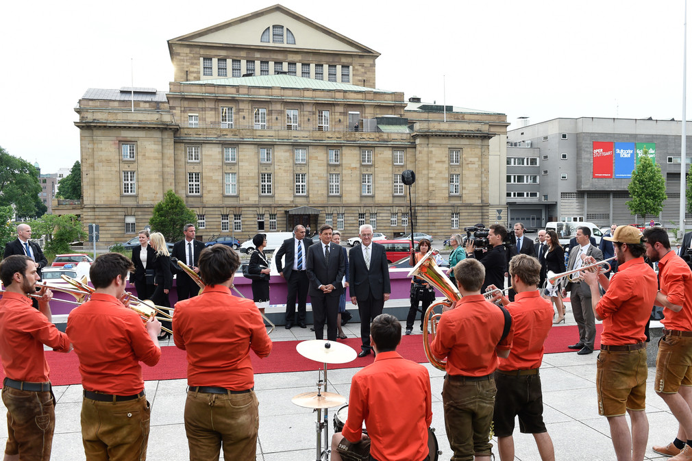 Ministerpräsident Winfried Kretschmann (r.) und der Präsident der Republik Slowenien, Borut Pahor (l.), werden von der Brass-Combo "DIE BRASSERIE" musikalisch begrüßt.
