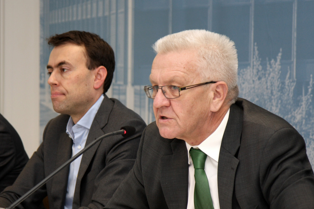 Ministerpräsident Winfried Kretschmann (r.) und Finanz- und Wirtschaftsminister Nils Schmid (l.) bei der Regierungspressekonferenz