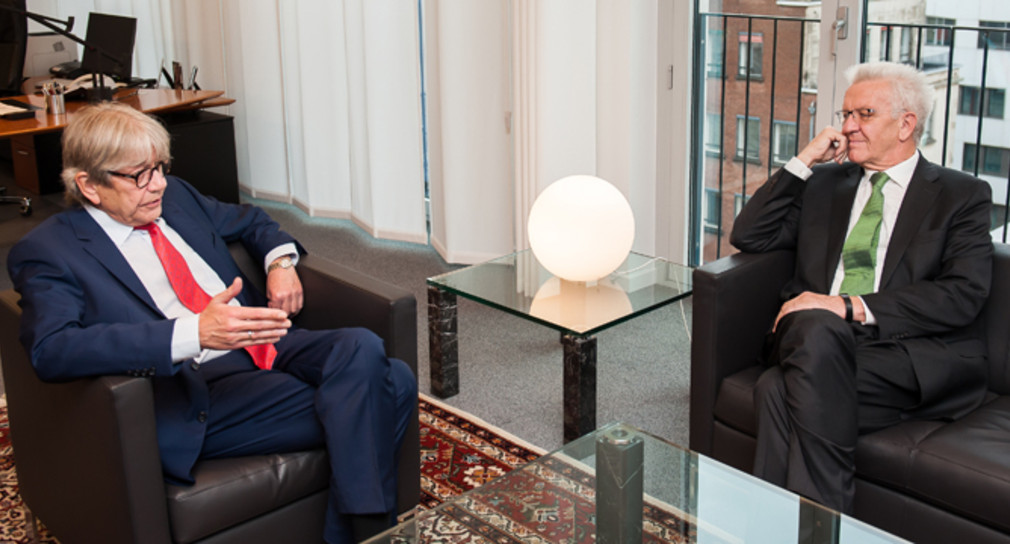 Ministerpräsident Winfried Kretschmann (M.) im Gespräch mit EU-Botschafter Reinhard Silberberg (Foto: Vertretung des Landes Baden-Württemberg bei der Europäischen Union/FKPH)