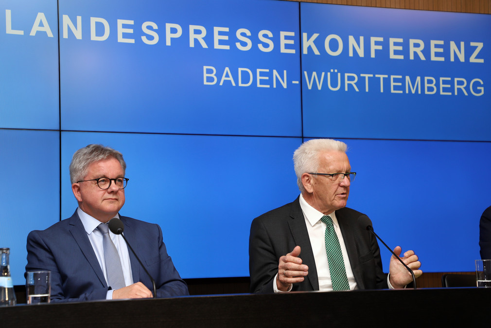 Ministerpräsident Winfried Kretschmann (r.) und Europaminister Guido Wolf (l.) bei der Regierungspressekonferenz (Bild: Staatsministerium Baden-Württemberg)