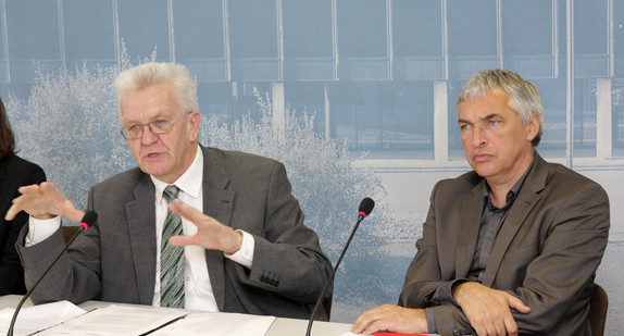 Ministerpräsident Winfried Kretschmann (l.) und der Staatssekretär im Ministerium für Wissenschaft, Forschung und Kunst, Jürgen Walter (r.)