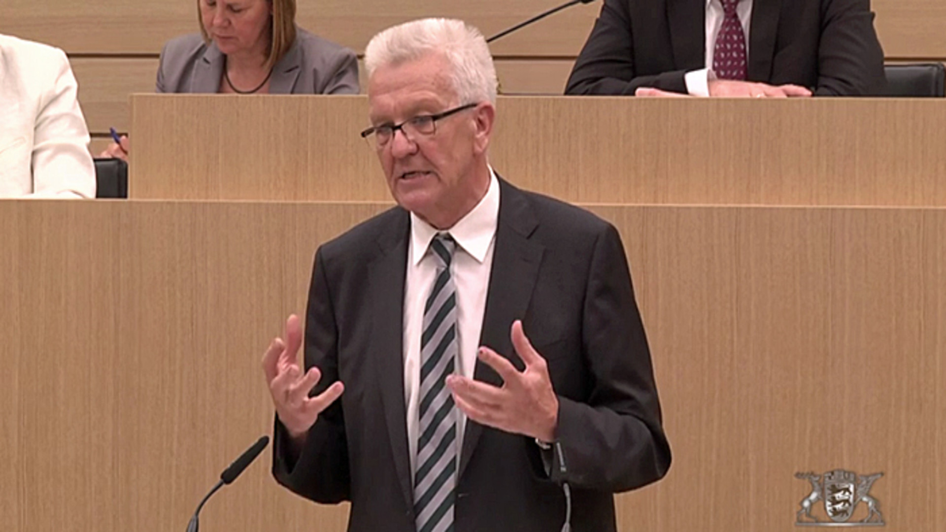 Ministerpräsident Winfried Kretschmann steht am Rednerpult im Landtag von Baden-Württemberg