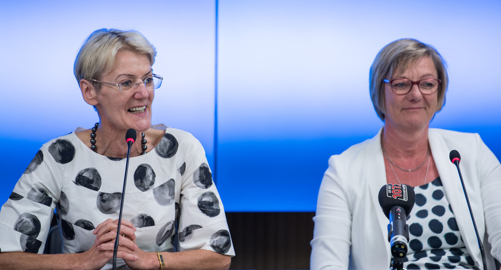 Finanzministerin Edith Sitzmann (r.) und Oberfinanzpräsidentin Andrea Heck (l.) (Foto: dpa)