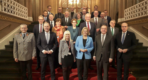 Offizielles Gruppenfoto im Anschluss an das Kamingespräch vom 7. Dezember 2023 im Roten Rathaus