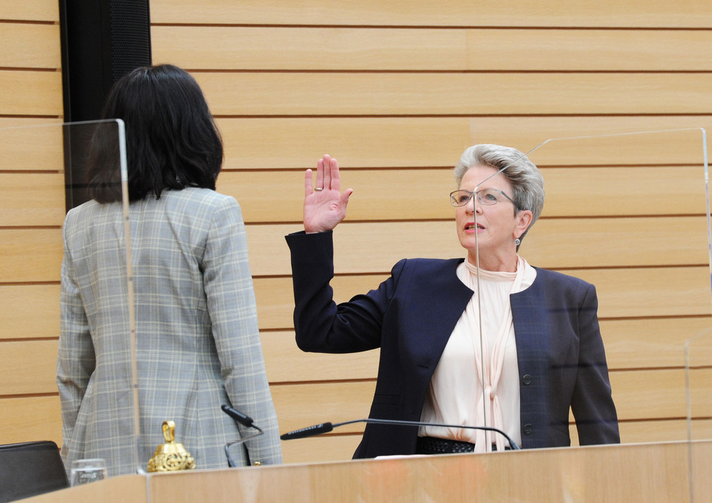 Vereidigung im Landtag von Baden-Württemberg: Landtagspräsidentin Muhterem Aras (l.) und Barbara Bosch (r.)