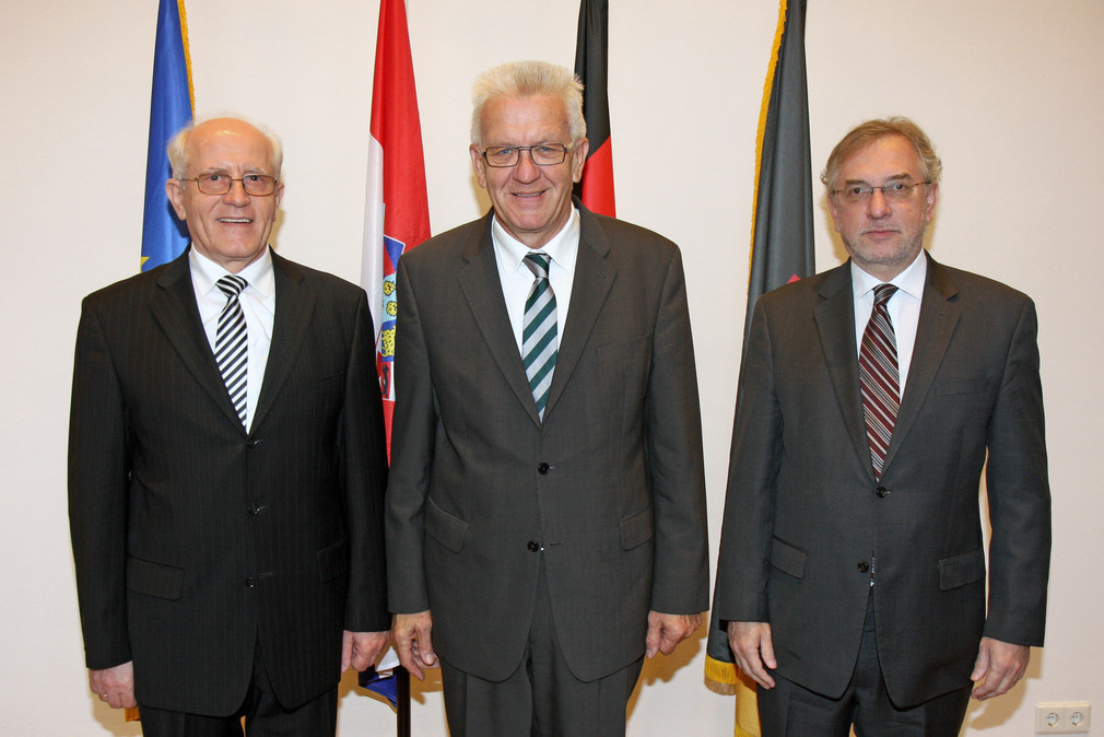 v.l.n.r.: Der kroatische Generalkonsul Slavko Novokmet, Ministerpräsident Winfried Kretschmann und der kroatische Botschafter Ranko Vilovic
