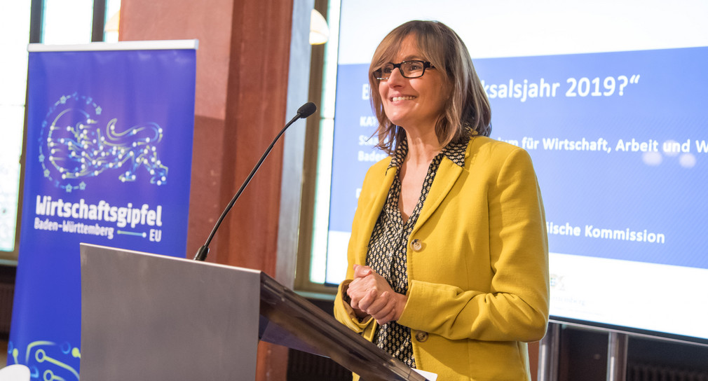 Staatssekretärin Katrin Schütz spricht auf einem Podium auf dem Wirtschaftsgipfel (Bild: © Martin Stollberg)