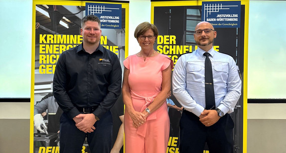 von links nach rechts: Thomas Uhl von der Justizvollzugsanstalt Ravensburg, Amtschefin des Ministeriums der Justiz und für Migration Gerda Windey, Kevin Brennecke von der Justizvollzugsanstalt Heimsheim