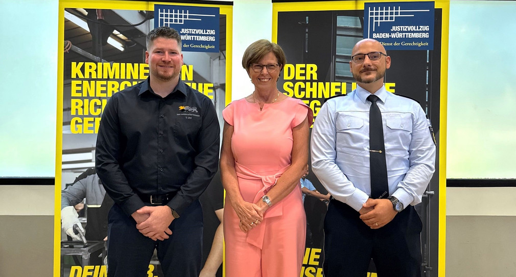 von links nach rechts: Thomas Uhl von der Justizvollzugsanstalt Ravensburg, Amtschefin des Ministeriums der Justiz und für Migration Gerda Windey, Kevin Brennecke von der Justizvollzugsanstalt Heimsheim