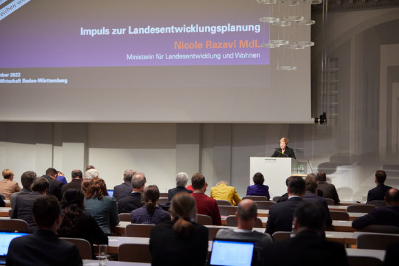 Landesentwicklung Veranstaltung zum Flächensparziel Begrüßung der Veranstaltungsteilnehmerinnen und Teilnehmer durch die Ministerin für Landesentwicklung und Wohnen, Nicole Razavi MdL