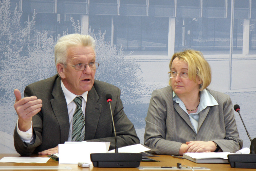 Ministerpräsident Winfried Kretschmann (l.) und Wissenschaftsministerin Theresia Bauer (r.) bei der Regierungspressekonferenz am 26. Februar 2013 iim Landtag in Stuttgart