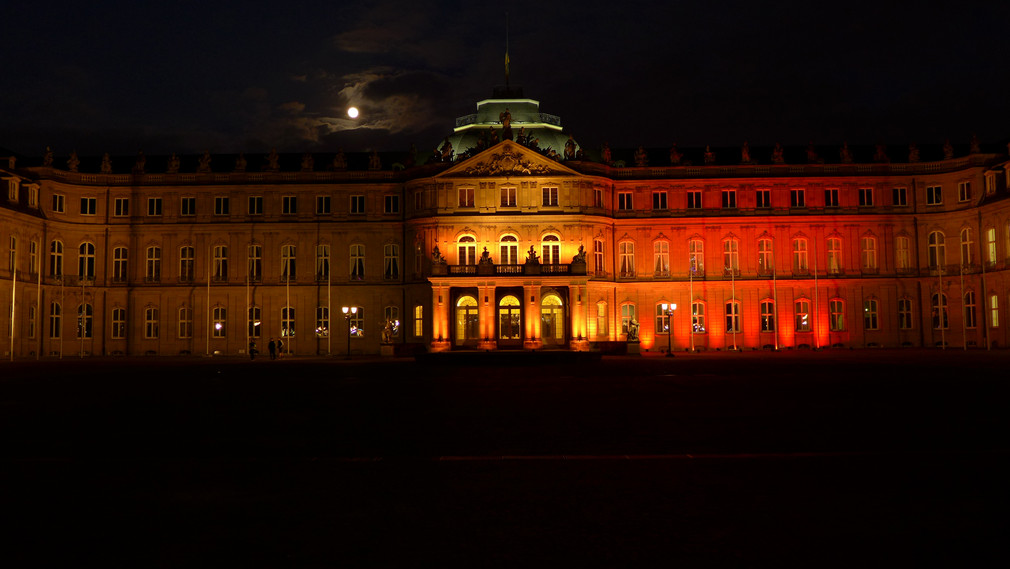 Das Neue Schloss in Stuttgart in den Farben der belgischen Nationalflagge aus Anteilnahme mit den Opfern und Angehörigen der Terrorakte in Brüssel