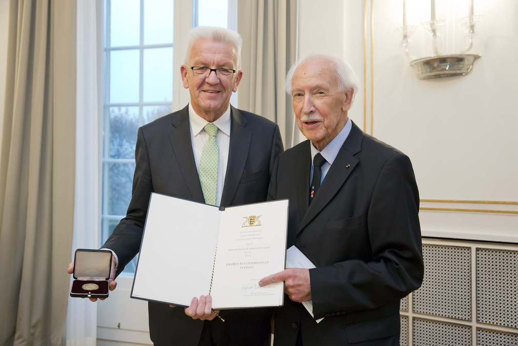 Ministerpräsident Winfried Kretschmann (l.) und Prof. Dr. Hermann Bausinger (r.)