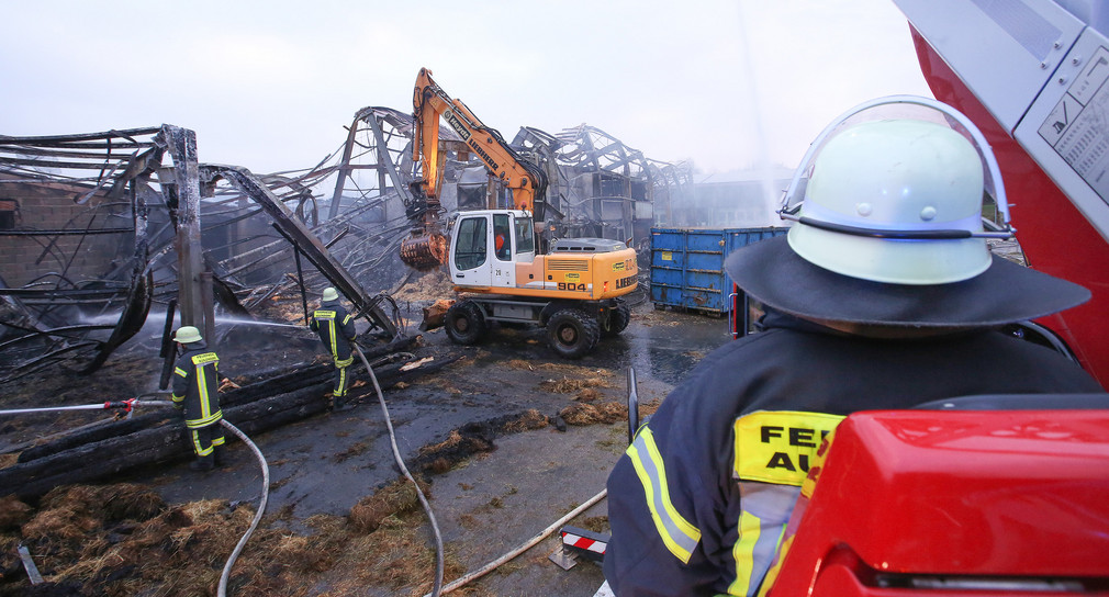 Aulendorf: Feuerwehrmänner löschen auf dem Gelände des Landwirtschaftlichen Zentrum Baden-Württemberg (LAZBW) die Reste der Anlage. (Foto: © dpa)