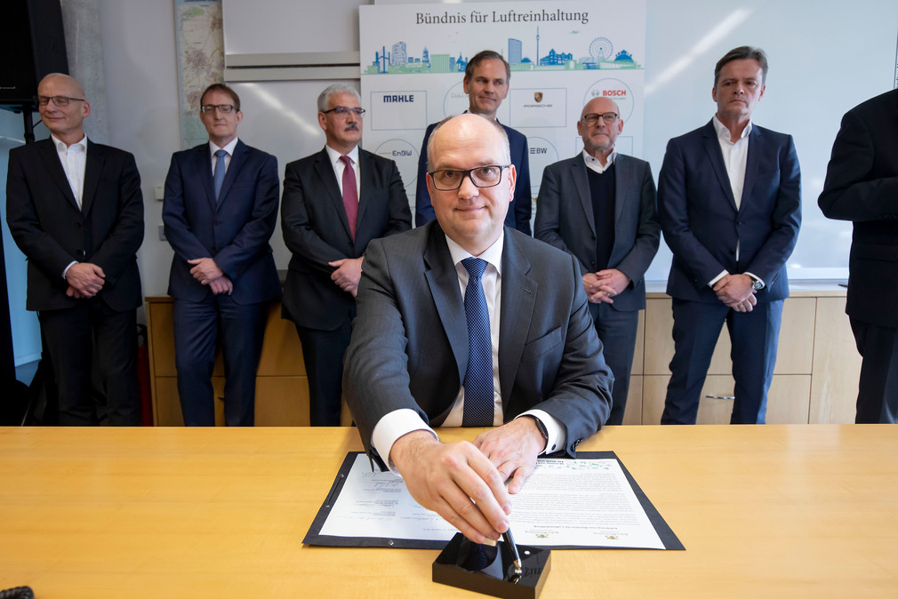 Rainer Neske, Vorstandsvorsitzender der Landesbank Baden-Württemberg, unterschreibt das Bündnis für Luftreinhaltung. (Bild: Staatsministerium Baden-Württemberg)