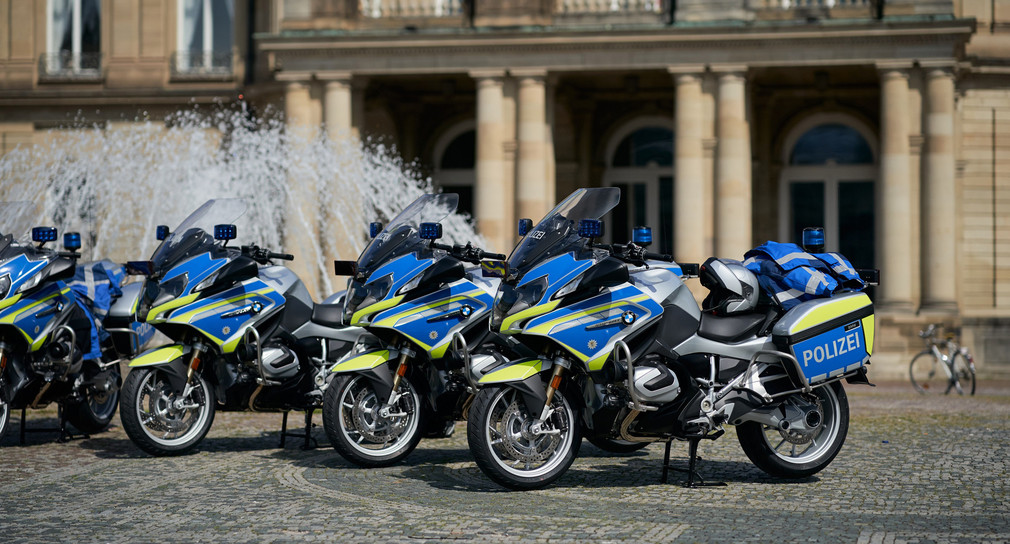 Die neuen Polizeimotorräder stehen vor dem Neuen Schloss in Stuttgart. (Bild: © Ministerium für Inneres, Digitalisierung und Migration)