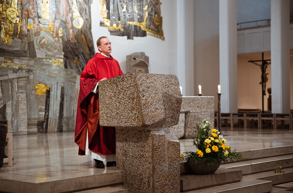 Stadtdekan Monsignore Dr. Christian Hermes bei seiner Ansprache in der Domkirche St. Eberhard in Stuttgart (Bild: Staatsministerium Baden-Württemberg)