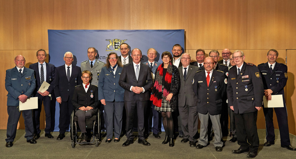 Staatssekretär Wilfried Klenk MdL mit den Preisträgerinnen und Preisträgern des Bevölkerungsschutz-Ehrenzeichens 2019.