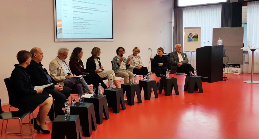 Gruppenfoto: Andreas Hirsch (Mitarbeiter Forum Frühkindliche Bildung BW), Landes-Beauftragte Simone Fischer, Christiane Staab MDL (CDU), Dorothea Wehinger MdL (Grüne), Annette Ehmann (Moderation), Prof. Jo Jerg, Gerald Häcker (Leiter Landesjugendamt, KVJS), Christine Jerabek (1. Vorsitzende LAG Kindertagespflege)